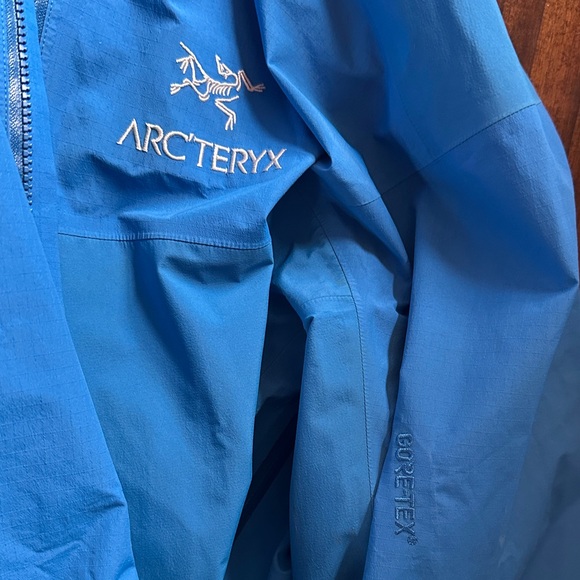 Arc'teryx Vibrant Blue Raincoat - Picture 2 of 3